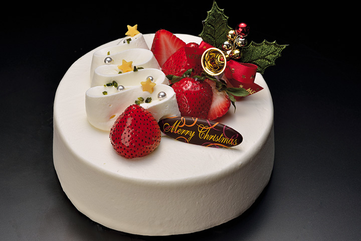 苺が飾られた生クリームの丸いクリスマスケーキ