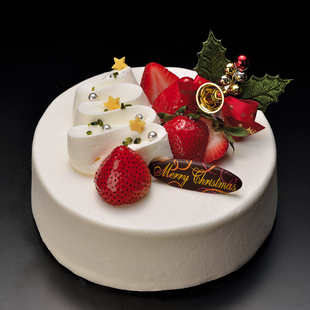 苺が飾られた生クリームの丸いクリスマスケーキ