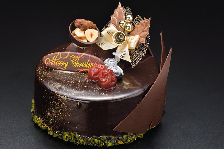 チョコレートコーティングされた丸いクリスマスケーキ