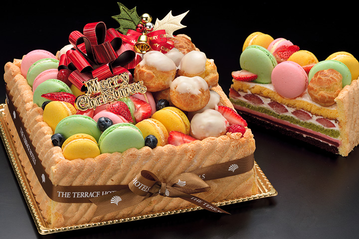 色とりどりのマカロンとプチシューの乗った四角いクリスマスケーキ