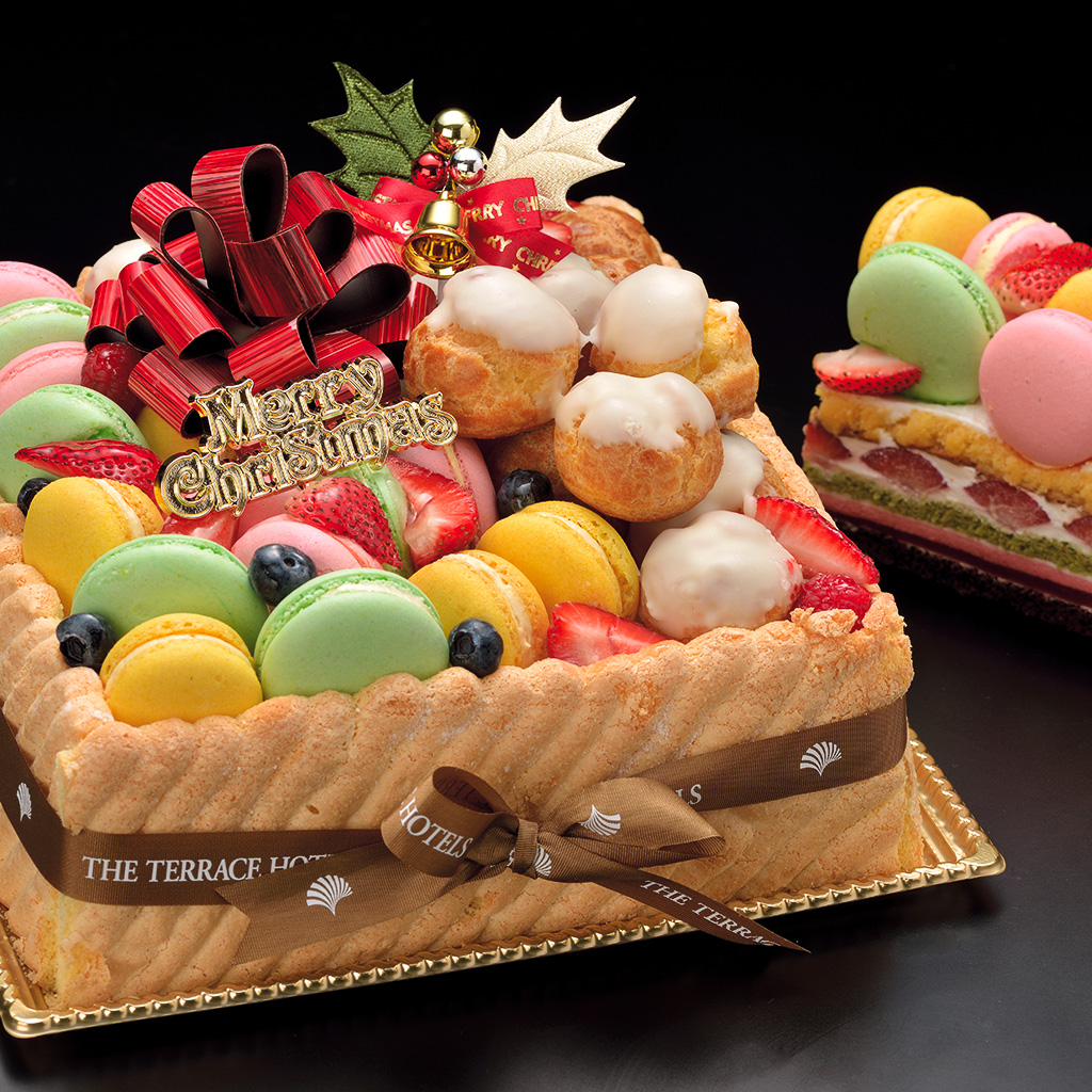 色とりどりのマカロンとプチシューの乗った四角いクリスマスケーキ