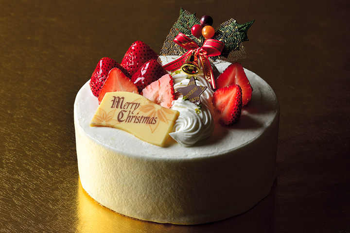 苺が飾られた生クリームの丸いクリスマスケーキ