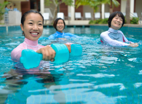 温水のタラソプールでの水中エクササイズ:ダンベル