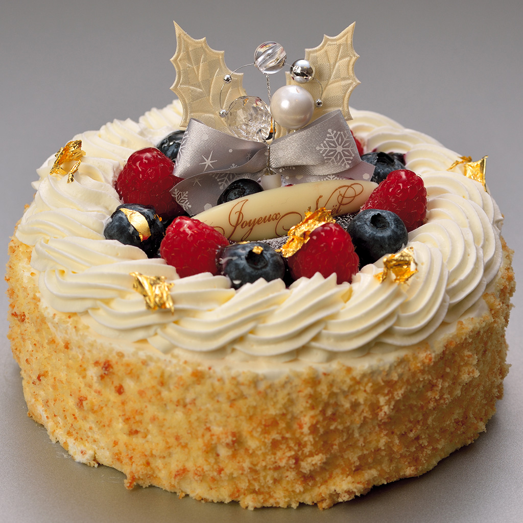 生クリームに、イチゴとブルーベリーが乗ったクリスマスケーキ