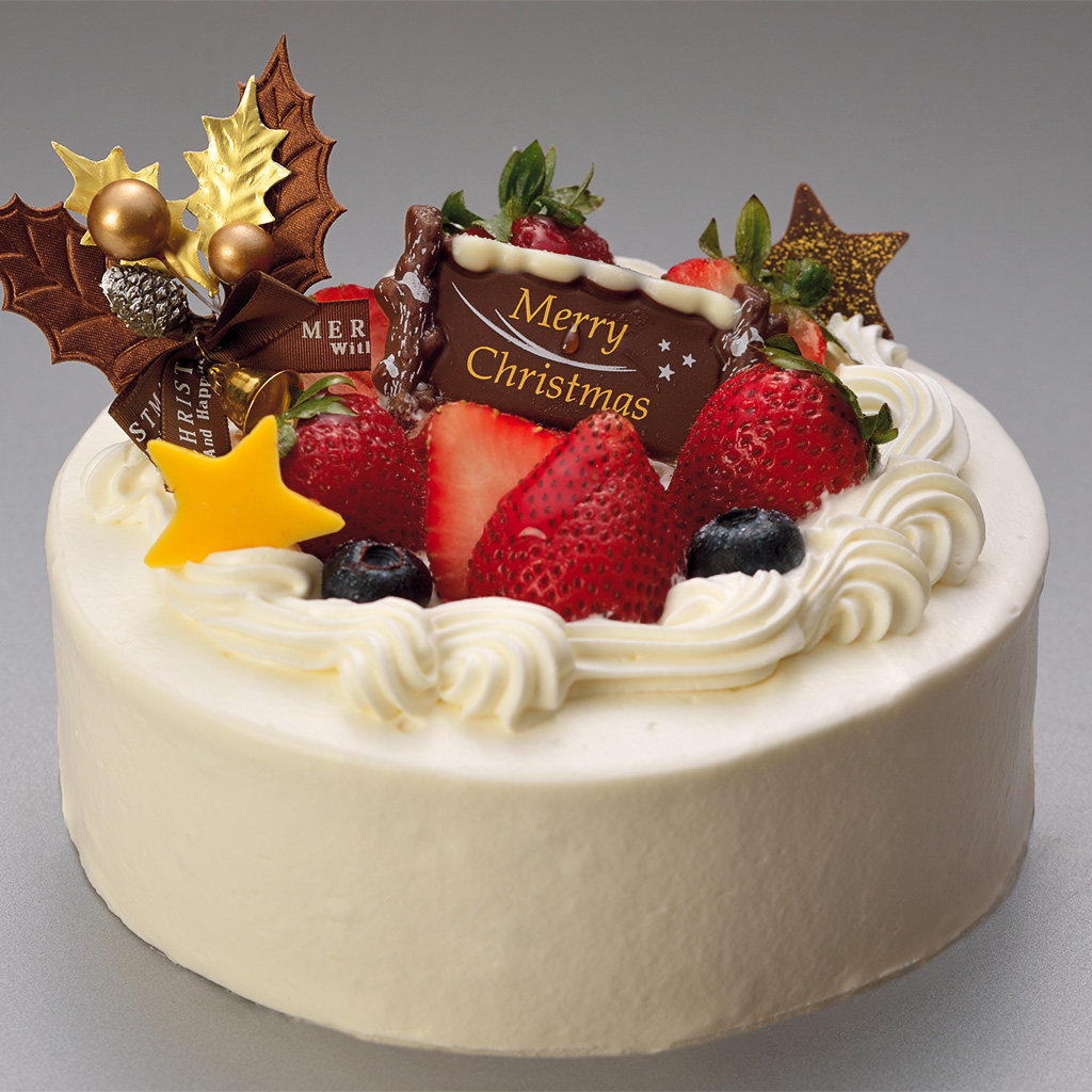 生クリームにイチゴとチョコレートが乗ったクリスマスケーキ