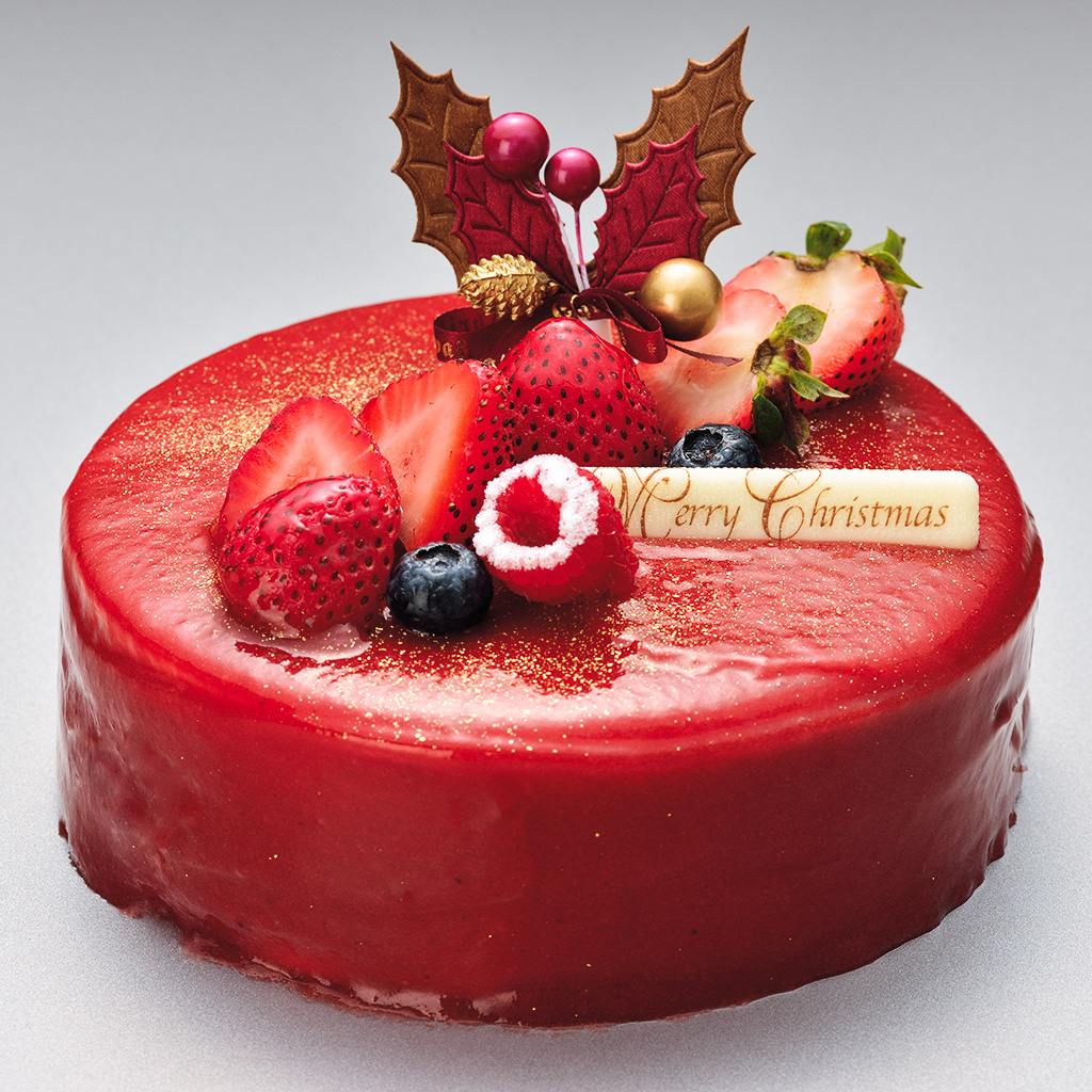 光り輝く赤色のクリスマスケーキ
