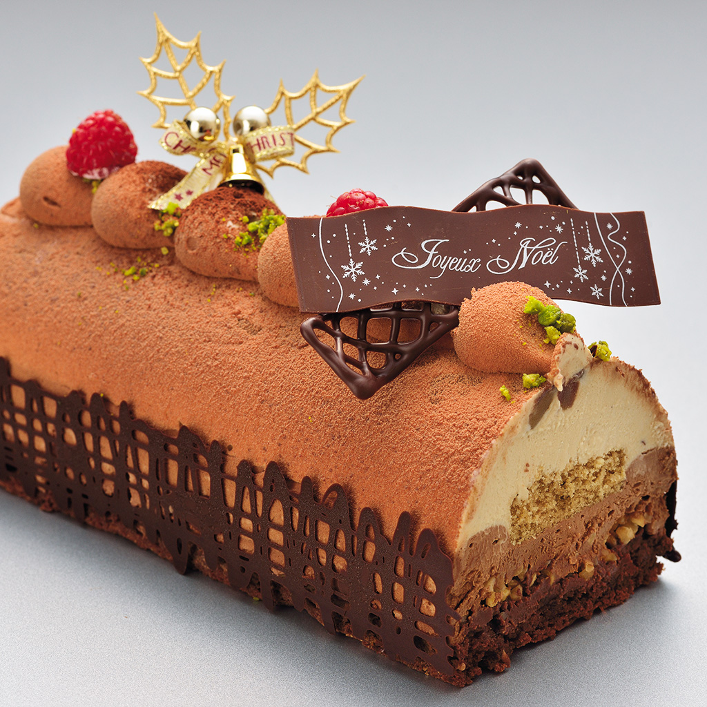 二層のチョコレートムースにマロンをあしらった長方形のクリスマスケーキ