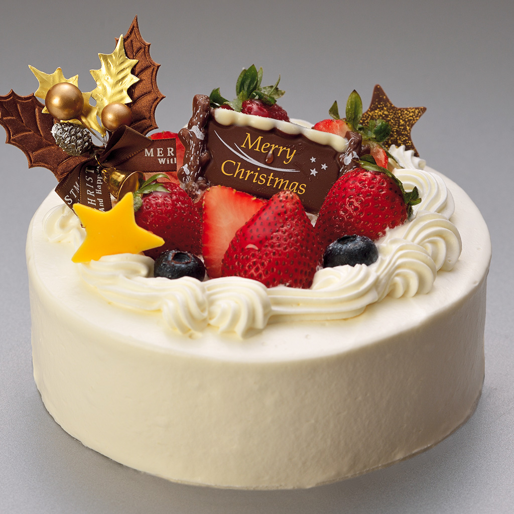生クリームにイチゴとチョコレートが乗ったクリスマスケーキ