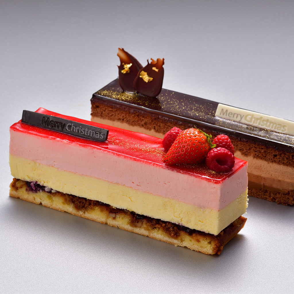 細長い赤とチョコレートのケーキ